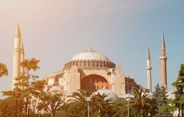 Мюсюлманите в Истанбул посрещнаха Рамазан Байрам в емблематичната Света София